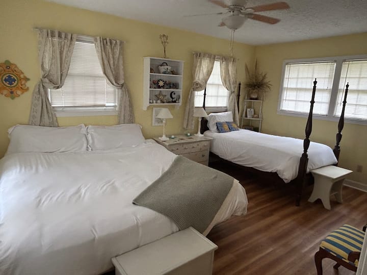 ห้องนอนใหญ่มีเตียงคิงไซส์ 1 เตียงและเตียงแฝด 