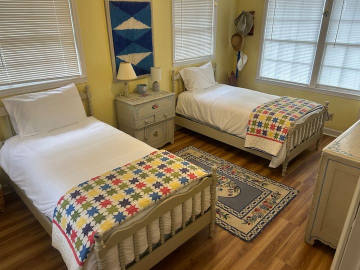 เตียงแฝด 2 เตียงในห้องนอน 3 ห้องนี้มีห้องน้ำแจ็คแอนด์จิลล์เชื่อมต่อกับห้องนอน 2