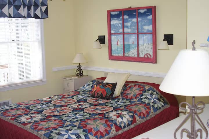 ห้องนอน 2 - เตียงควีนไซส์ 1 เตียง 