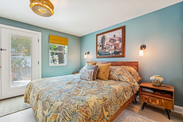  Luxury Linens —
Soft, premium bedding and towels — no stiff hotel sheets here! We’ve made every detail feel like home with elevated comfort and quality.
