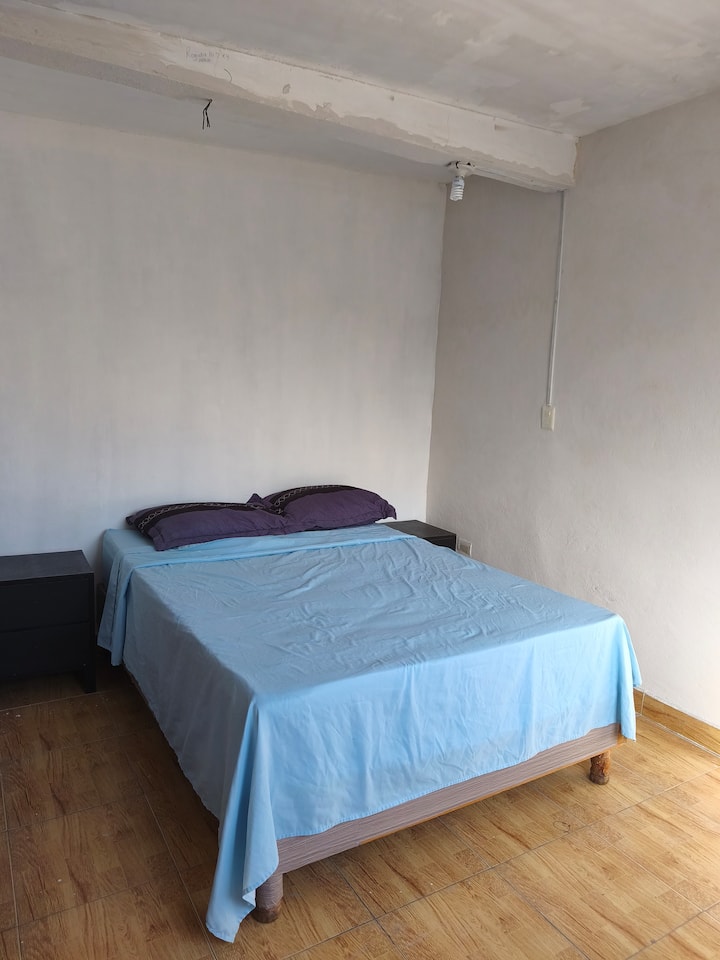 Cama Matrimonial con Tv de 32 pulgadas .
Esta recamara no tiene aire acondicionado