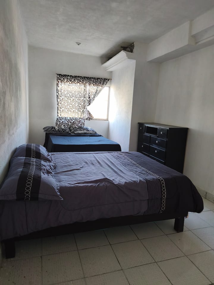 Amplia recamara con 2 camas matrimoniales 
Aire acondicionado 
Cajonera para Ropa
la puerta de esta recamara es plegadiza por ser angosta la puerta