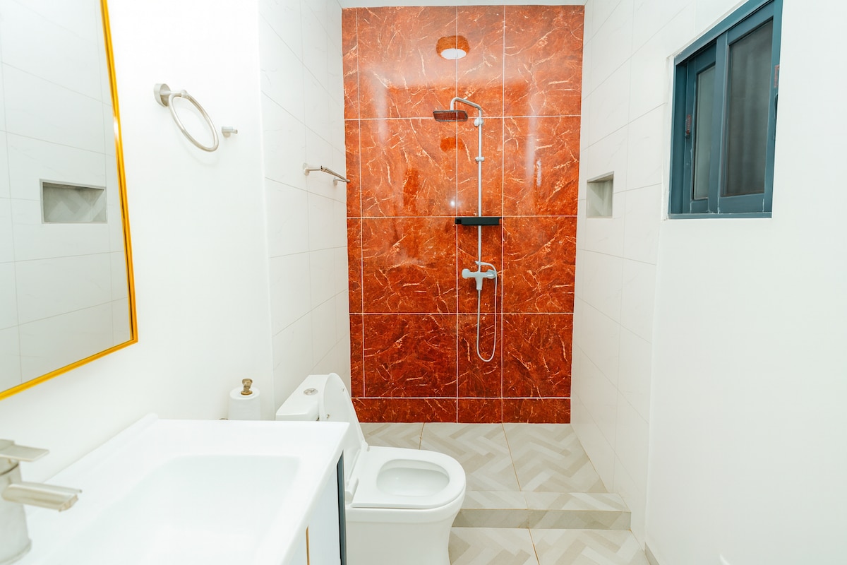 Full bathroom 2 image 2