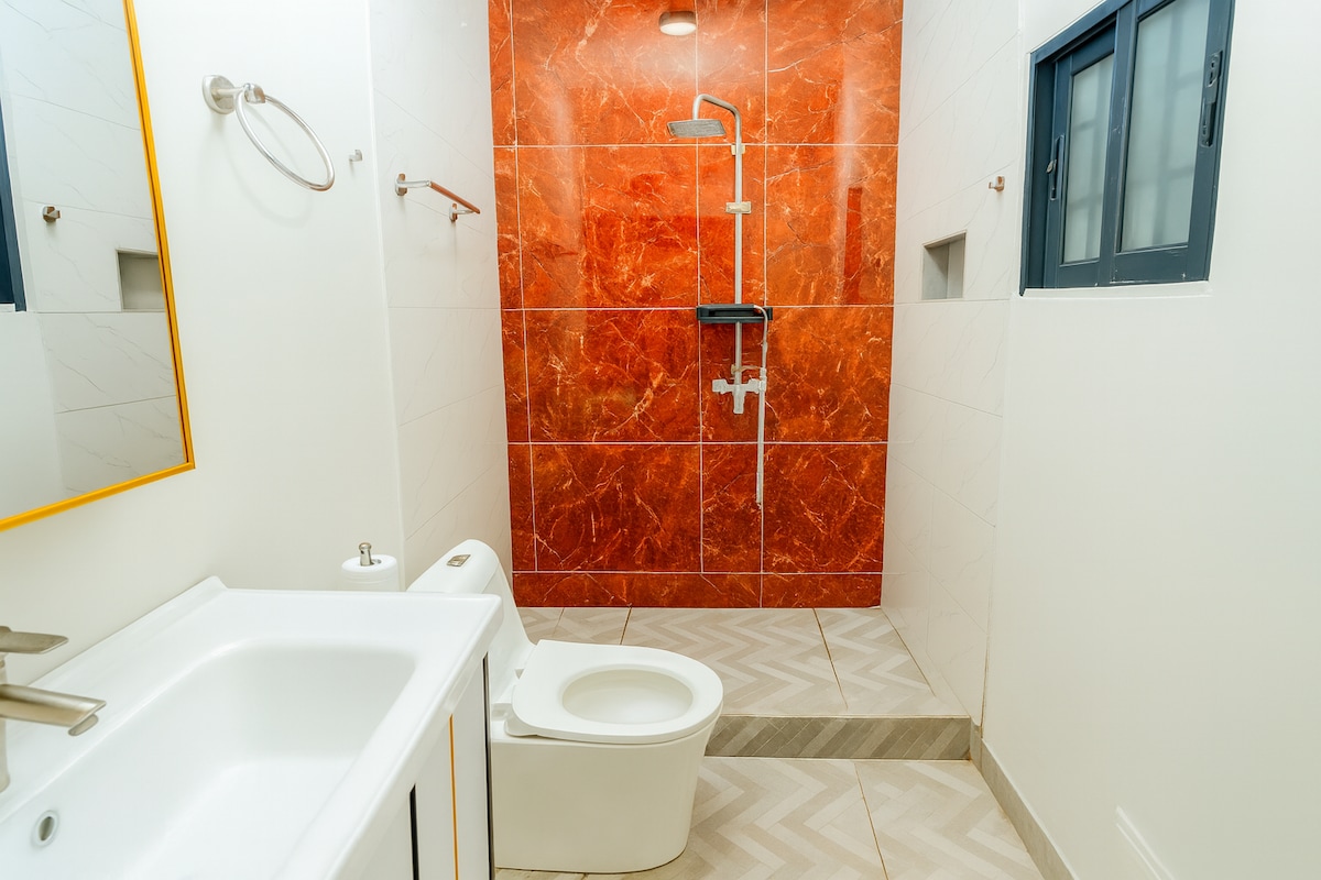 Full bathroom 1 image 1