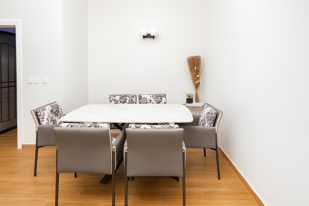 Dining area image 3