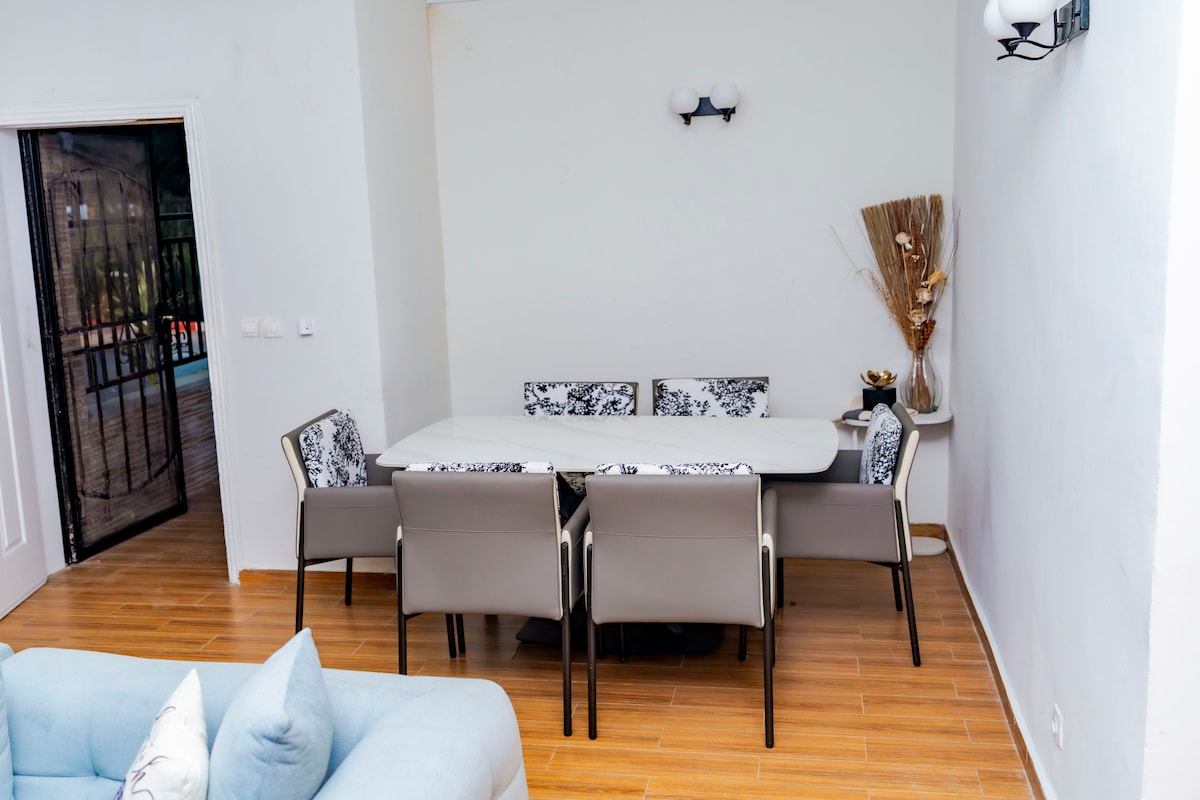 Dining area image 4