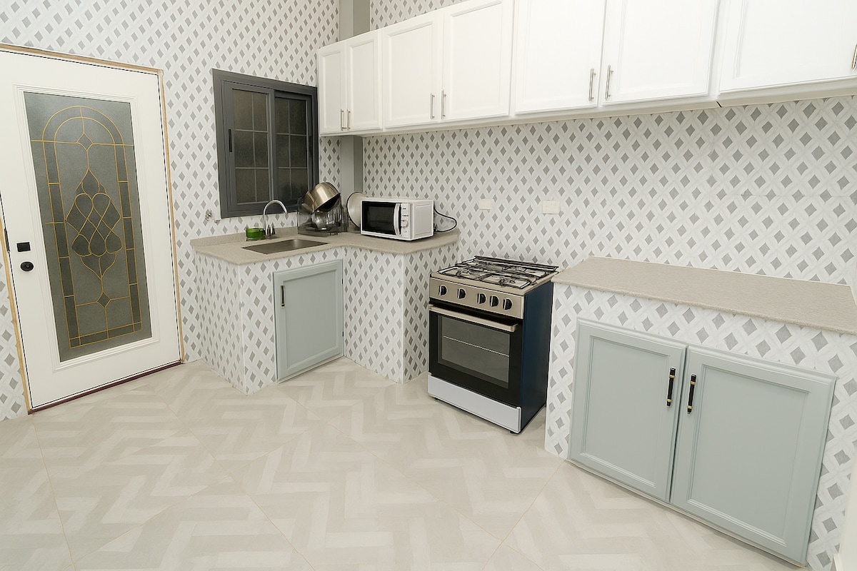 Full kitchen image 2