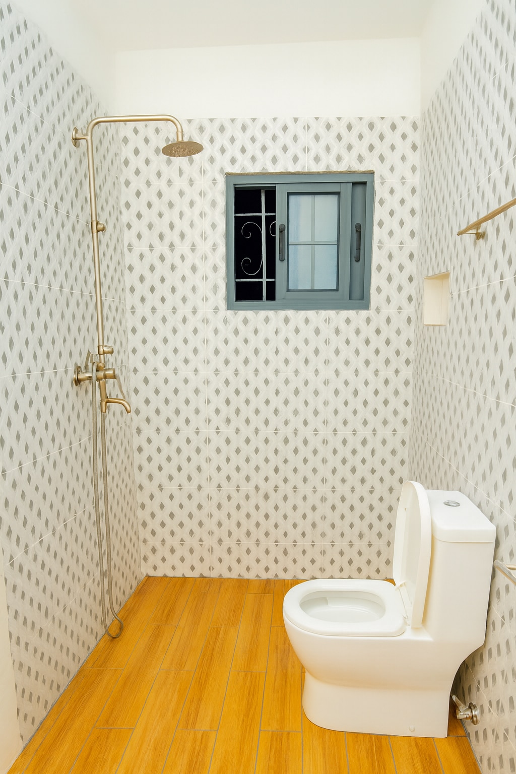 Full bathroom 1 image 1