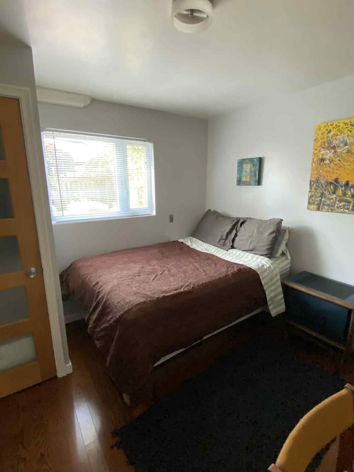 Private Mid Century Style Room In A Family Setting - Ottawa