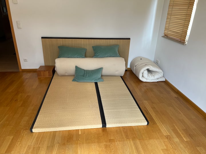 בחדר השינה הזה יש לכם הזדמנות לישון בסגנון יפני על טטאמי ופוטון, לרצפת הטטאמי יש רוחב של 1.40 מ', אבל אפשר להרחיב אותה עם טטאמי ופוטון נוספים, נוח למשפחות עם ילדים.