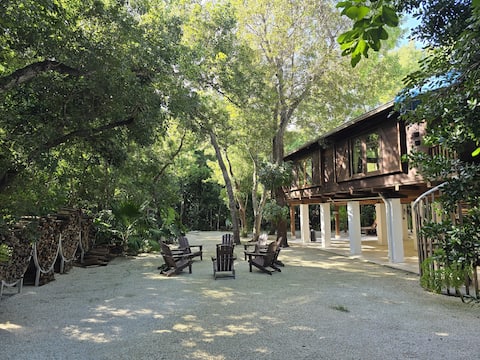 Luxury Treehouse | Ample Parking |