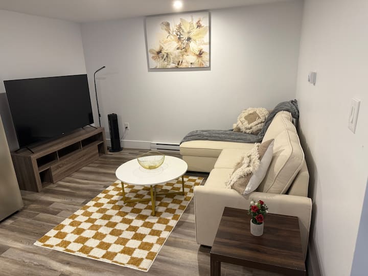 Отпуснете се след ден на разходки в тази уютна всекидневна със смарт телевизор и стрийминг.