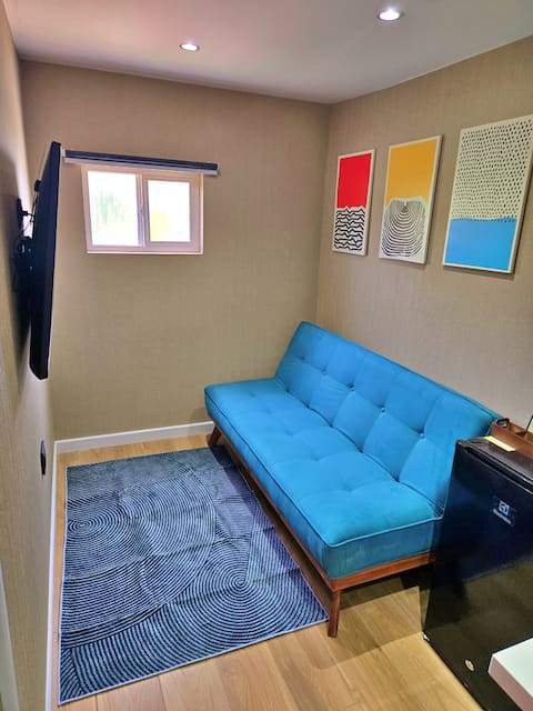 Popular Airbnb listing: PO304 Urban Suites | Bed + Sofa Bed | Kitchen in Barranquilla