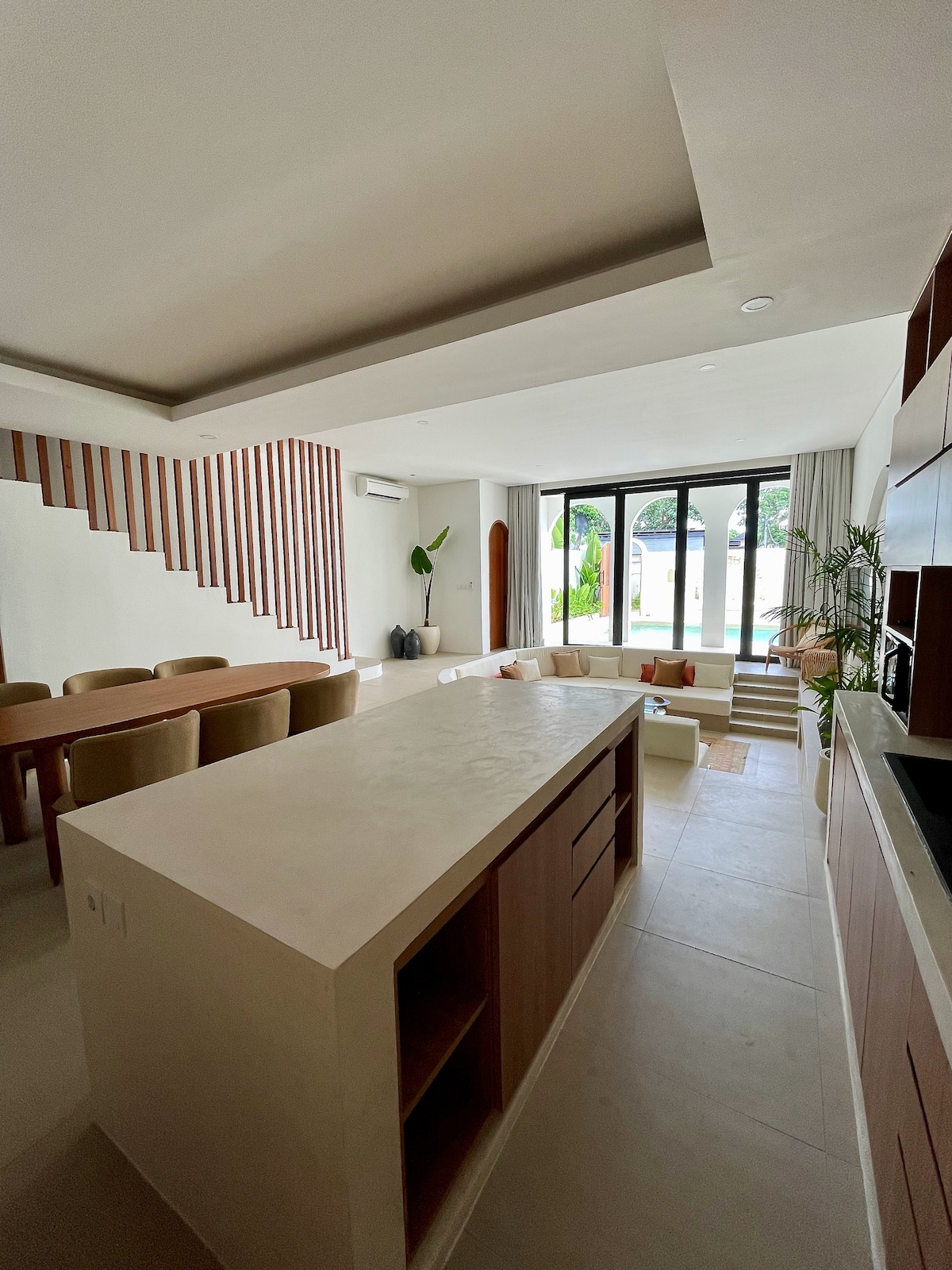 Villa in South Kuta · 3 bedrooms · 3 beds · 3.5 private baths รายการ Airbnb เปรียบเทียบ