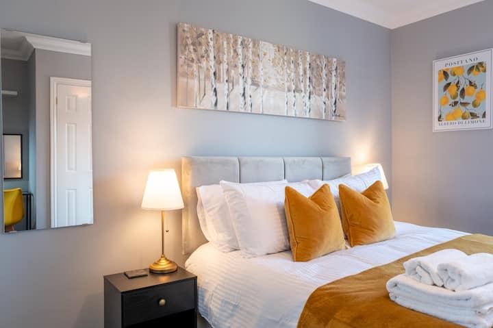 Colourful 5br Home | Sleeps 11 + Parking | Beaches - Sittingbourne