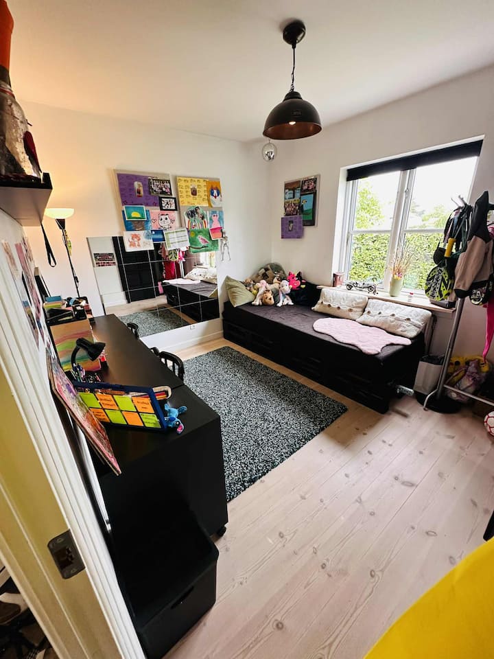 Მყუდრო სათამაშო/გასართობი ოთახი ზედა სართულზე. Პლეტის დივანზე 1 ნამდვილი საძილე სივრცეა სქელი მატრასით (80x240 სმ.). Დამატებითი ლეიბის განთავსება შესაძლებელია იატაკზე და კიდევ 1 ადამიანის დაძინება, ან საწოლის დაყენება. Სმარტ-ტელევიზია არხებითა და სტრიმინგის აპებით.