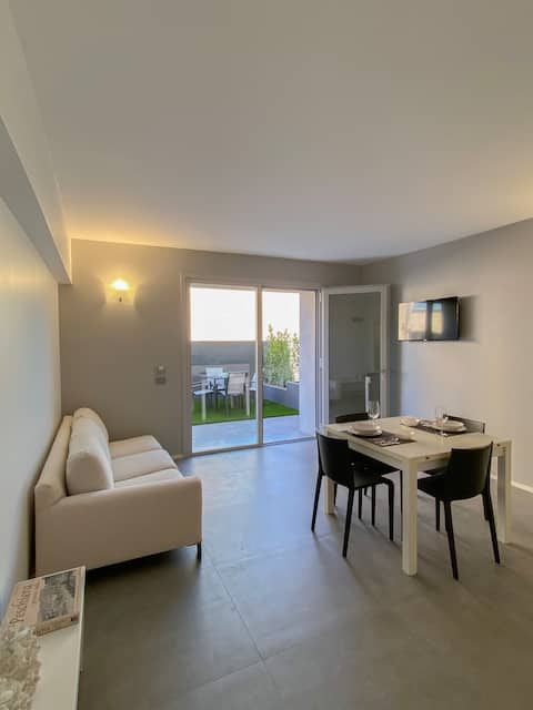 Top Airbnb: 2-bedroom apartment with private garden & Parking a Peschiera Del Garda
