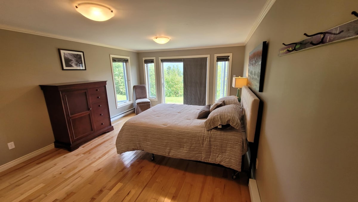 Jedna z dvoch veľkých spální na prízemí.