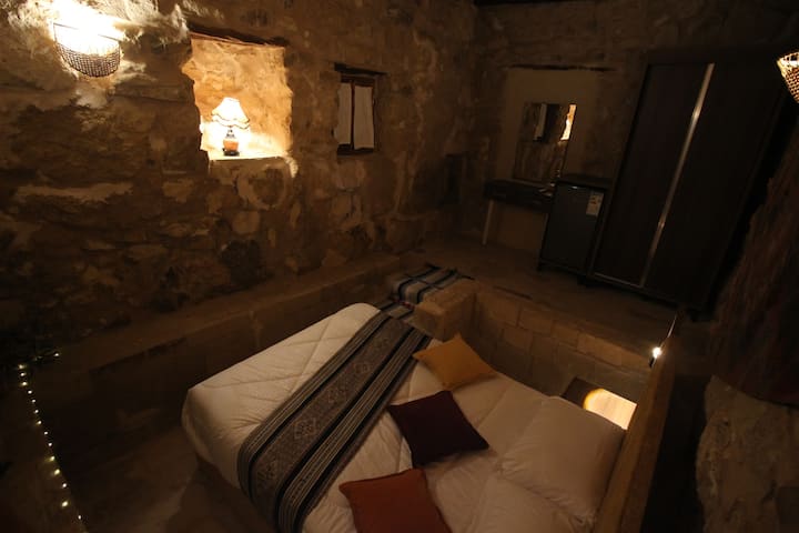 Dvojlôžková izba so spoločnou kúpeľňou, manželskou posteľou, chladničkou, šatníkom, zrkadlom, klimatizáciou a kúrením 