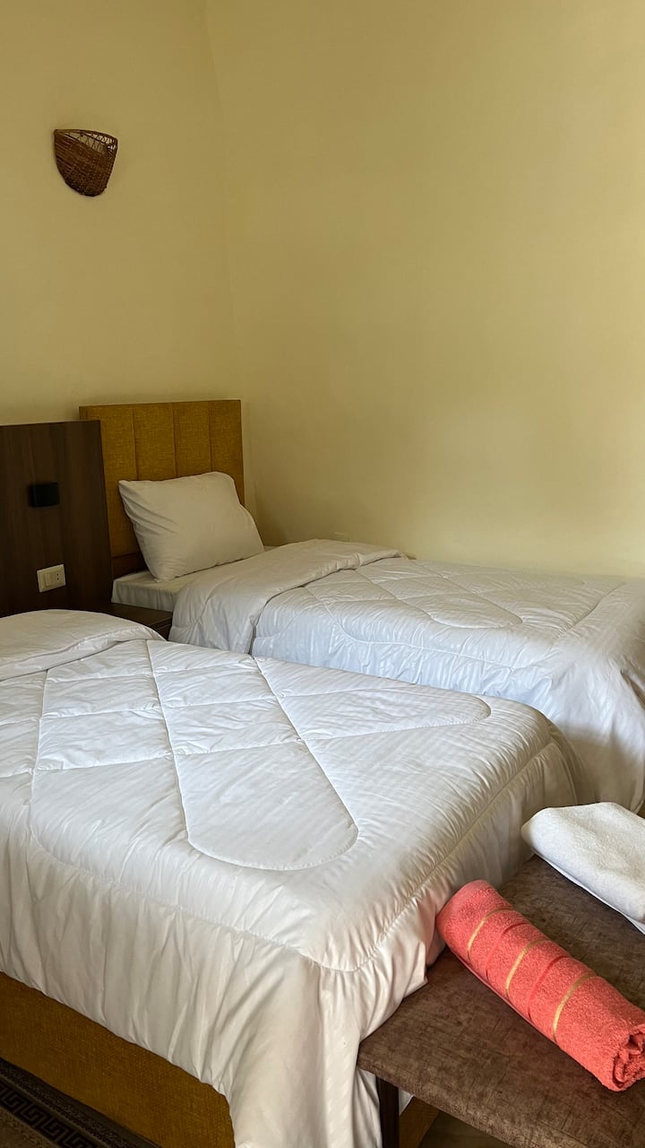 Dvojlôžková izba s dvoma samostatnými lôžkami, spoločnou kúpeľňou, chladničkou, šatníkom, zrkadlom a všetkými ďalšie vybavenie pre vaše pohodlie 