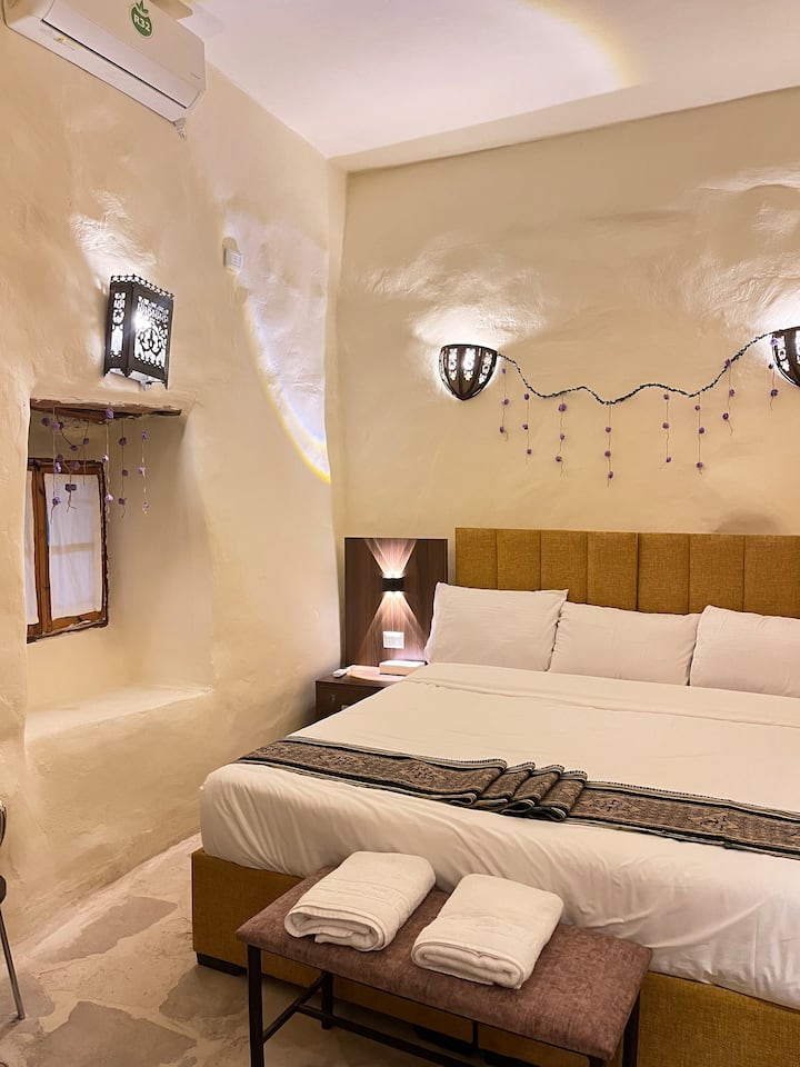 Dvojlôžková izba s plne vybavenou vlastnou kúpeľňou, manželskou posteľou veľkosti King, šatníkom, zrkadlom, chladničkou, klimatizáciou a vlastnou kúpeľňou 