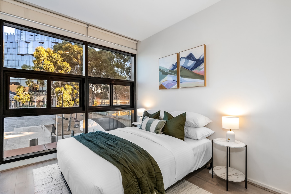 მზით განათებული საძინებელი, რომელშიც დგას ფუფუნების მქონე, 152‑179 სმ ზომის საწოლი, ახალი თეთრეული და დიდი ფანჯრები, საიდანაც იშლება ხედი გამწვანებულ ქუჩებსა და ქალაქის არქიტექტურაზე. საწოლთან რბილი განათება და დამამშვიდებელი ხელოვნების ნამუშევრები მშვიდ გარემოს ქმნის დასასვენებლად და ენერგიით დასატვირთად.