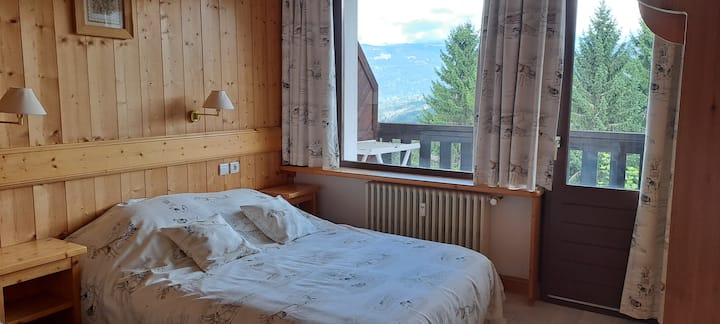 Საძინებელი ორადგილიანი საწოლითა და ბალიშებით.
Ოთახი, რომელიც აივანზე გადის მონ-ბლანის ხედით.
Თეთრეული უზრუნველყოფილია.