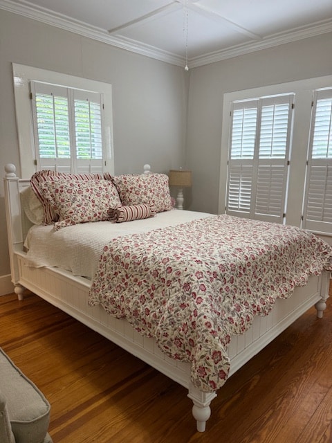 Ულამაზესი ორადგილიანი საწოლი ლუქს-კლასის ჭურჭლის ბეღლის თეთრეულით. 