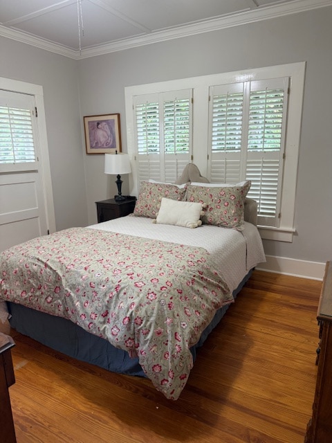 Მთავარი საძინებელი ცალკე შესასვლელით სრული ზომის სააბაზანოში. Აბაზანაში არის ზღაპრული ანტიკვარული აბაზანა. 
Ცალკე გარე კარი უკანა ეზოსა და ტერასაზე გასასვლელით. 