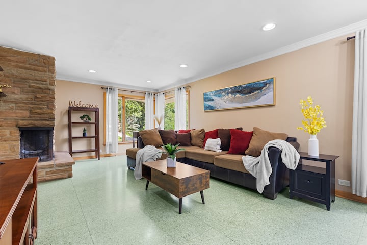 Spacious 4br Retreat In Rockford - Rockford, IL