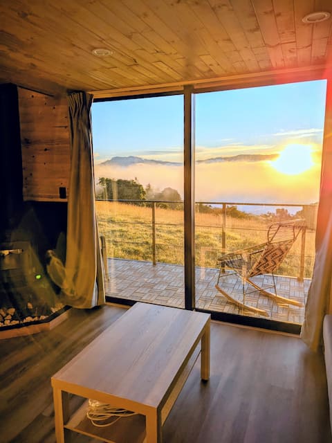Popular Airbnb listing: Gua Cabin with a view of Lake Tominé in Guatavita