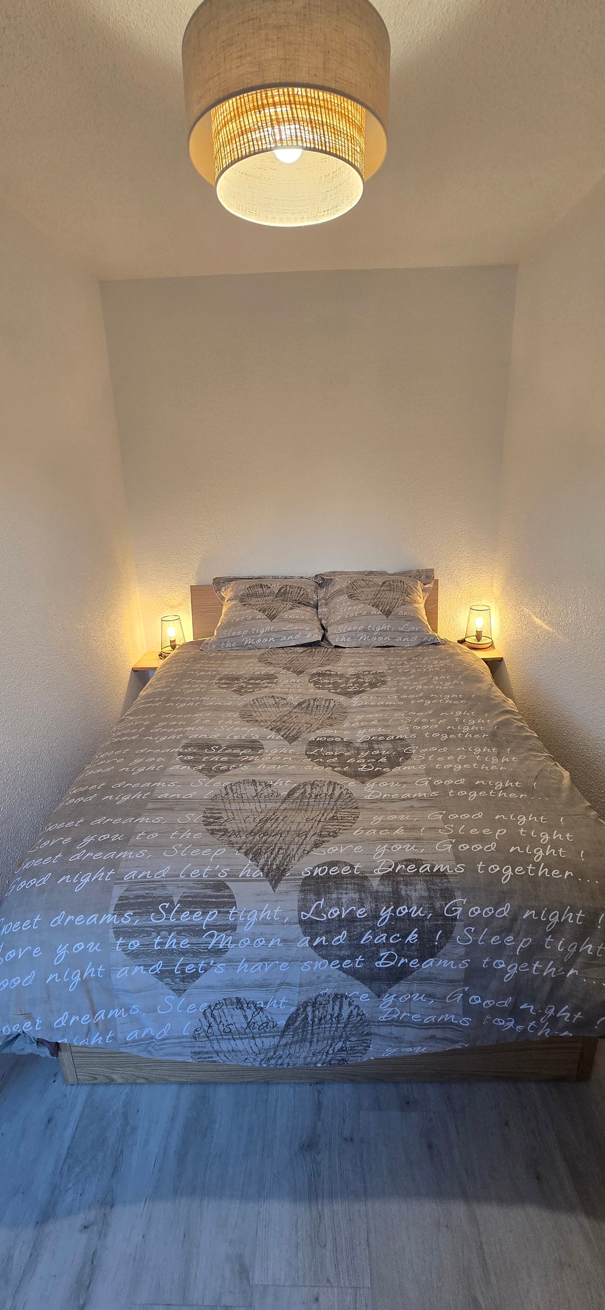 เตียงที่มีช่องเก็บของขนาด 140x200 เหมาะสำหรับการจัดเก็บของ