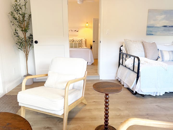 Ეს არის ჩვენი საძინებელი / სასაუბრო / სავარჯიშო სივრცე! Მართალია, ეს მხოლოდ საძინებელი არ არის, თუმცა კარები უზრუნველყოფს განმარტოებას ძილის საათებში. Ისიამოვნეთ სავარჯიშო კუთხით და სასაუბრო კუთხე სამაგიდო თამაშებით. 