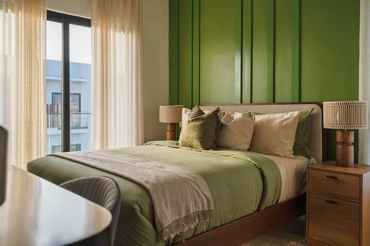 Un colchón suave, sábanas frescas y la calma perfecta: tu refugio de descanso te espera aquí.