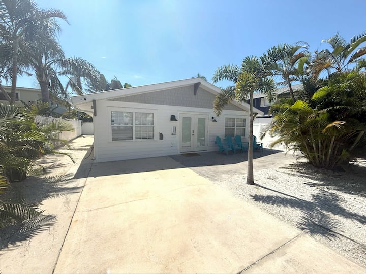 Cozy Beach Cottage, Pet Friendly - Holmes Beach, FL