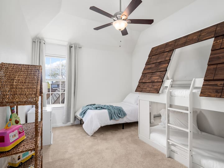 Furaha, starehe na jasura kwa ajili ya watoto wadogo. Nyumba ya kwenye mti ya Whimsical, ya kufurahisha kwa watoto!