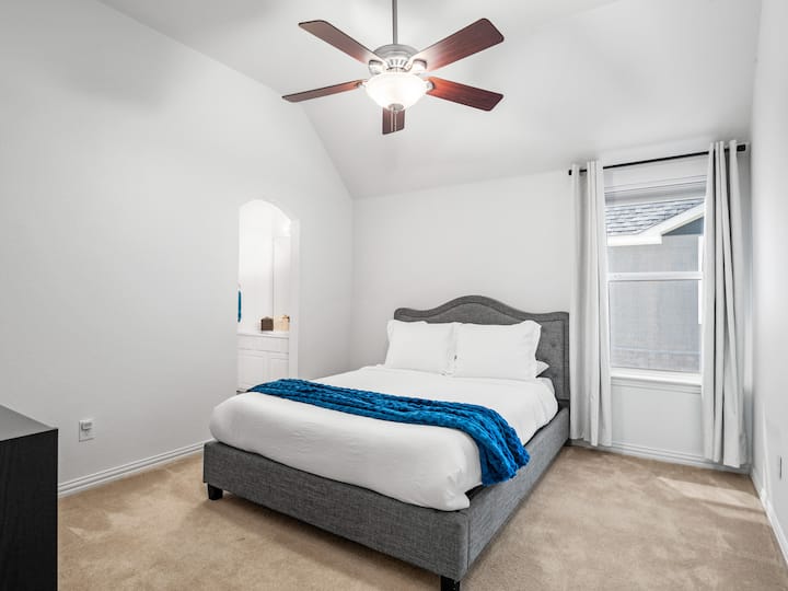 Chumba cha kulala cha wageni chenye starehe kilicho na matandiko na mapazia ya kuzima. 