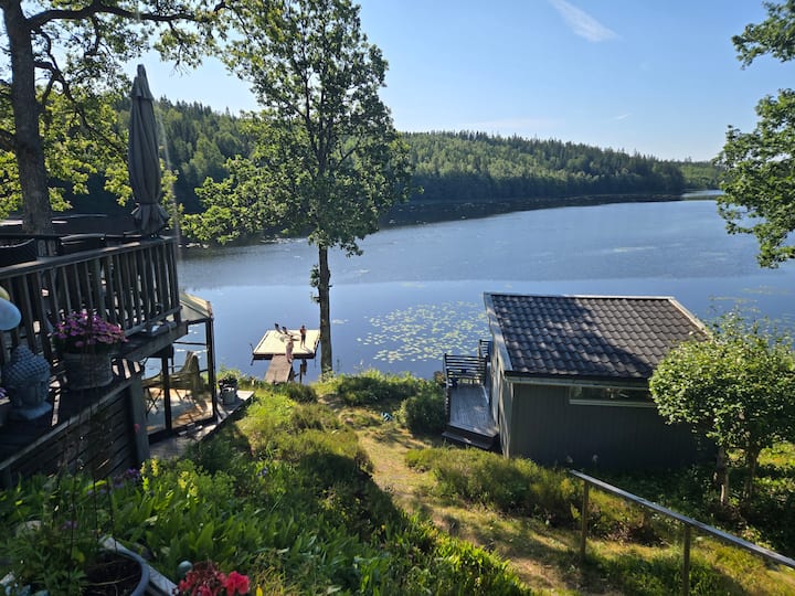Mysig Stuga Vid Sjö, Med Egen Brygga & Gäststuga. - Sweden