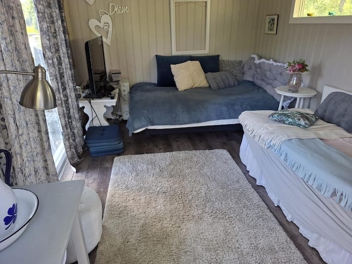 Separat gæstehus, plads til 3 personer, privat terrassedør ud til terrassen med en dejlig udsigt over vandet.