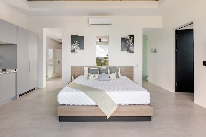 NEW Liquid BEACH Villa · 5 beds · 2 Pools · 10 ppl