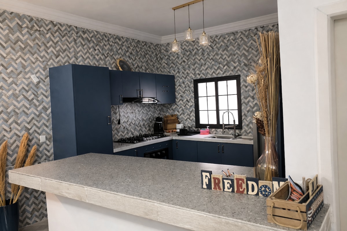 Full kitchen image 2