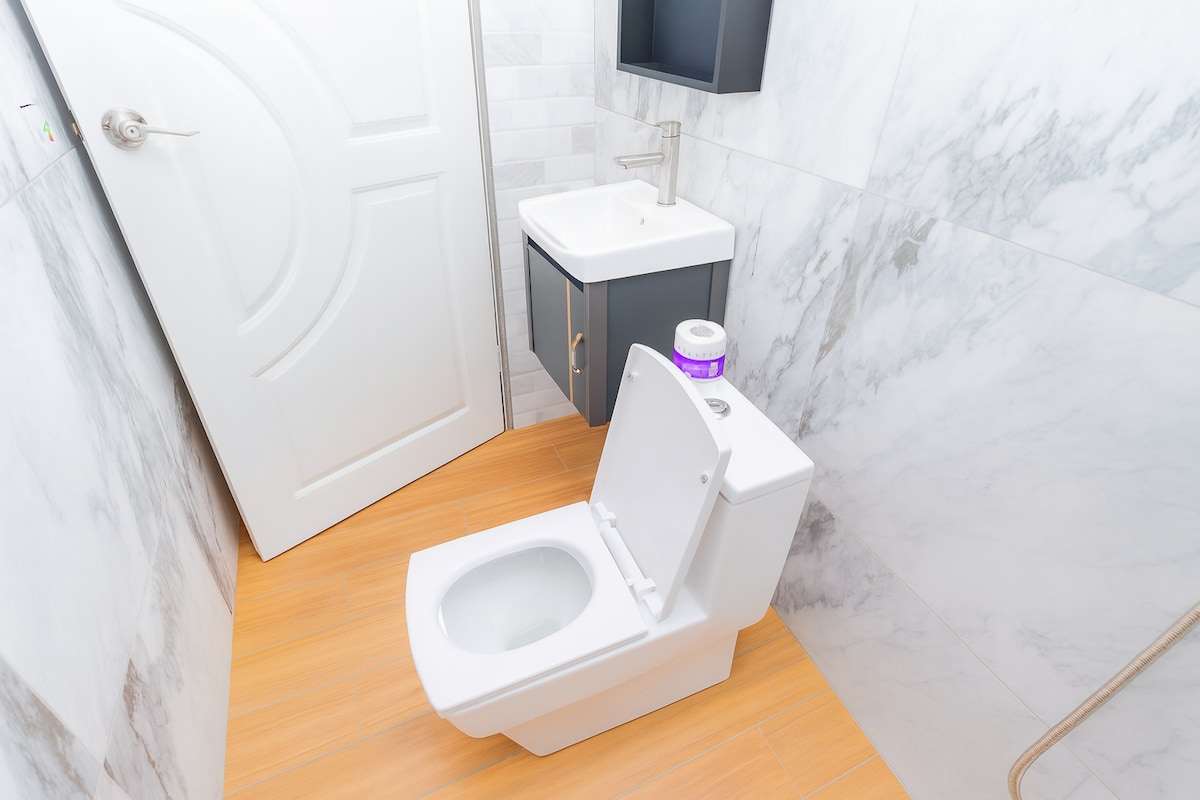 Half bathroom image 1