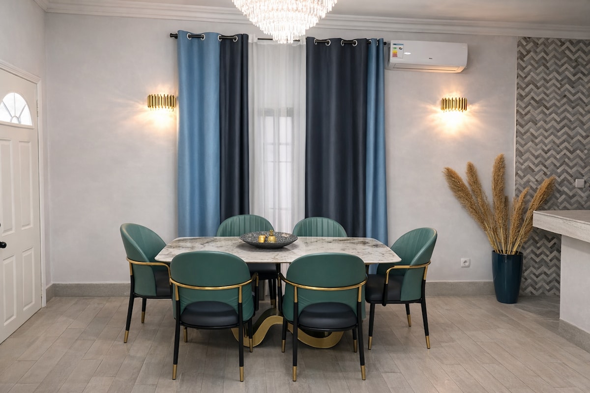 Dinning area with 6 chairs