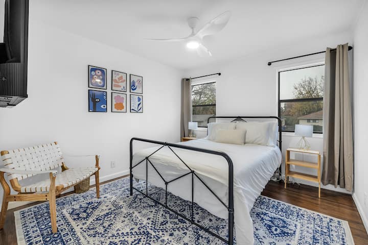 Спална соба 3

Спијте лесно во нашиот луксузен брачен кревет со постелнина со хотелски квалитет.
Во овој мирен простор ве очекува добар сон со брачен кревет (широк 150-179 см), завеси за затемнување и постелнина со хотелски квалитет - ваше парче смиреност.