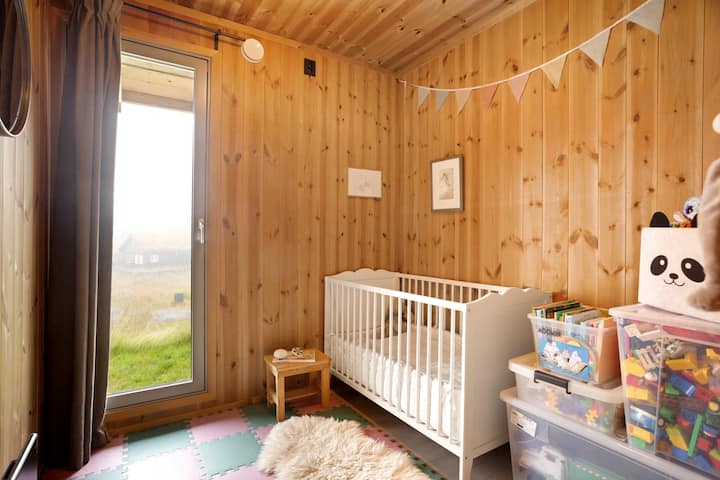 חדר ילדים עם עריסה ומבחר גדול של צעצועים (כולל דופלו ומכוניות צעצוע). 

לילדים גדולים יותר/מבוגרים, אנו יכולים להחליף את המיטה הקפיצית במזרן (120*200 ס"מ) על הרצפה. 