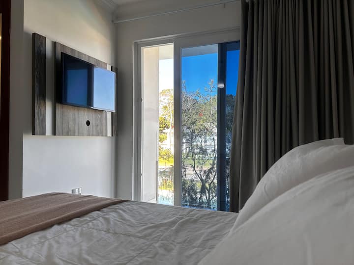 Habitación
Con un balcón, 
Aire acondicionado 
Ventilador
Televisor
Suite
Cortina blackout
Armario
Secadora de pelo.
Plancha para la ropa
