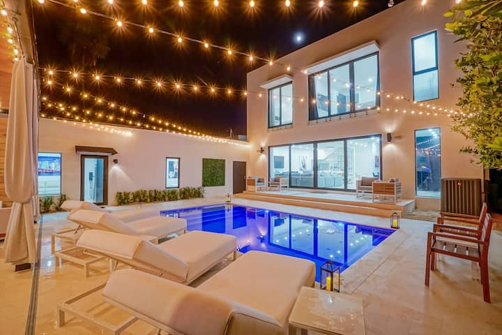 Heated Pool + Bbq + 15 Min Drive To Beach - South Beach, FL