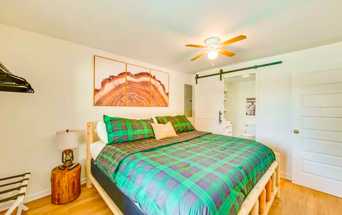 Dormitorio en el nivel inferior con una cama tamaño king, que ofrece almohadas suaves y firmes para un sueño reparador. El baño privado adjunto, el espacio para la ropa y un deshumidificador mantienen la habitación fresca, limpia y cómoda.