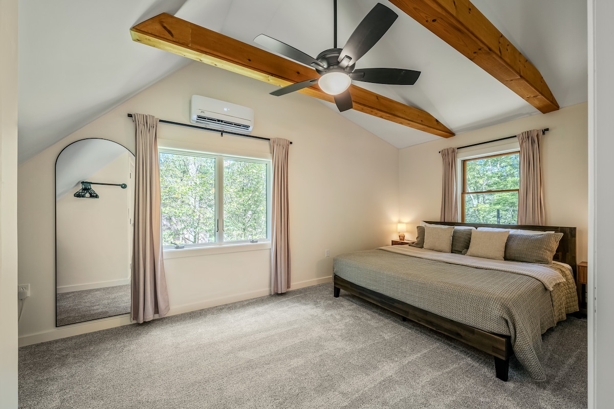 Dormitorio principal con cama tamaño king, su propio sistema de calefacción/aire acondicionado y baño principal contiguo para mayor comodidad.