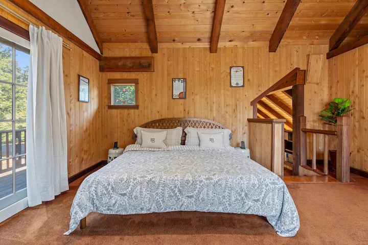 חדר השינה הראשי וחדר הרחצה משקיפים על החצר ויש להם מרפסת צפייה